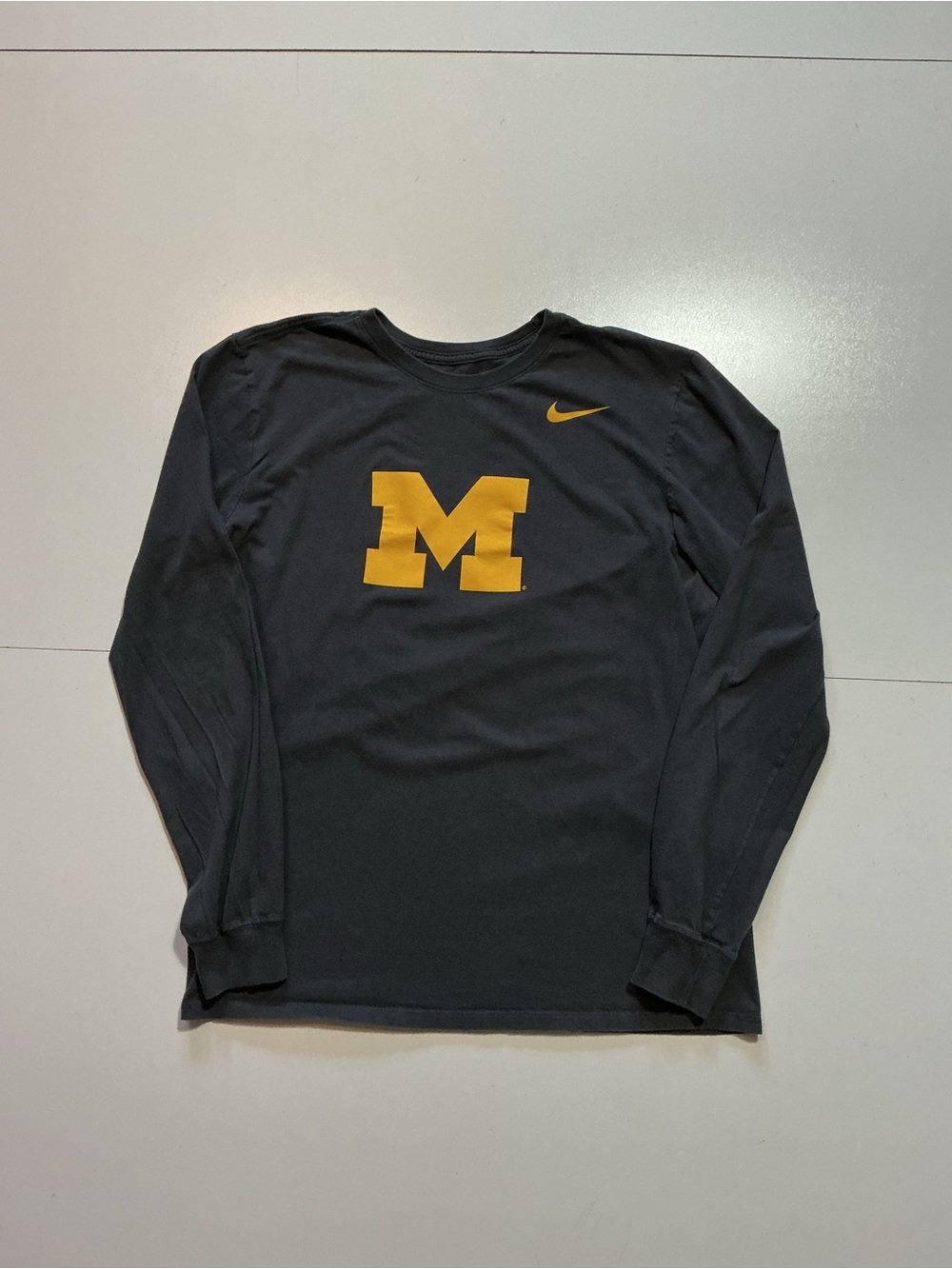 Nike Athletic Cut Michigan University Wolverines Gray L/S Graphic T-Shirt
